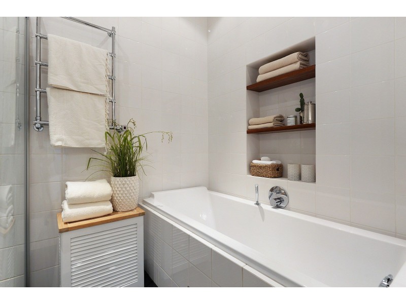 Как увеличить визуальное восприятие маленькой ванной комнаты с использованием плитки?